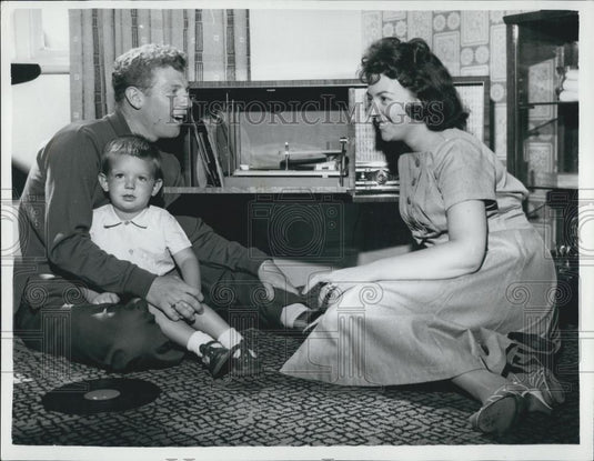 1959 Press Photo Footballer COLIN GRAINGER Records Album - Historic Images
