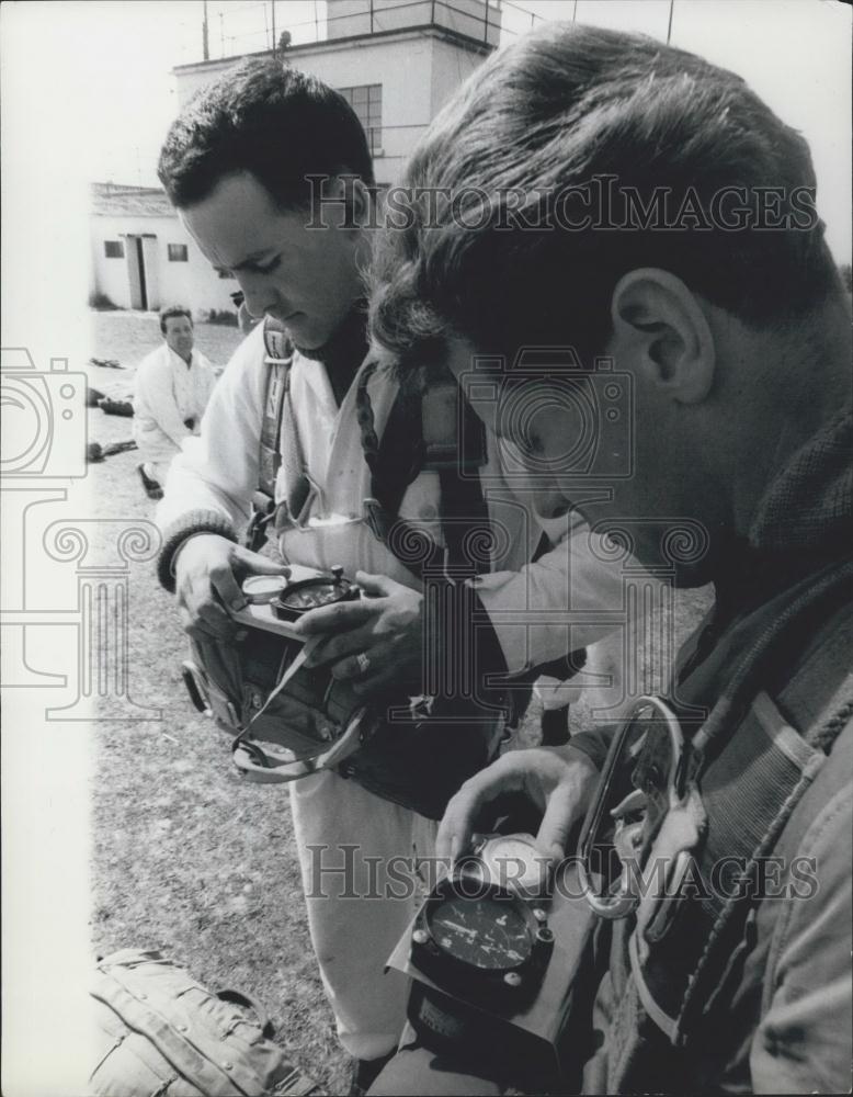 1960 Press Photo Boscombe Skydivers, International Parachute Contest - Historic Images