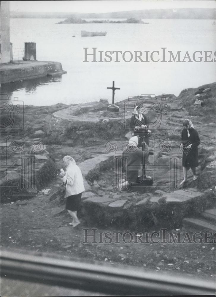 Press Photo Pilgrims Walk Barefoot And Fast In Monks Ruins At - Historic Images