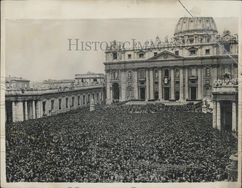 1955 Press Photo Basilica of St. Peter&#39;s Pope Gives Easter Blessing to World - Historic Images