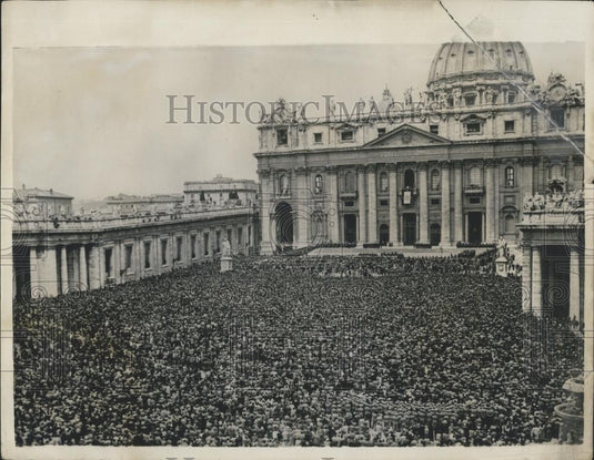 1955 Press Photo Basilica of St. Peter's Pope Gives Easter Blessing to World - Historic Images