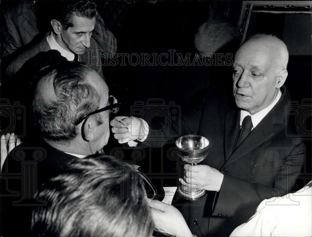 Press Photo Lamberto De Camillis Giving The Communion - Historic Images