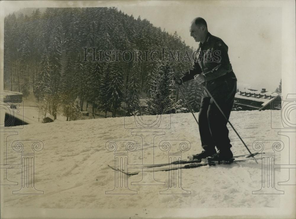 1953 Press Photo S.H.A.P.E. Commander Holidaying in Bavaria - Historic Images