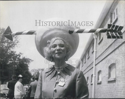 1968 Press Photo Mrs. G. Shilling Wears William Tell Inspired Hat Royal Ascot - Historic Images