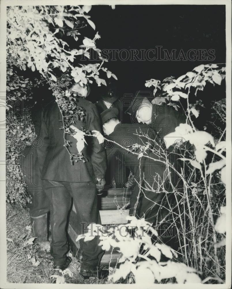 1956 Press Photo Police and local people search for missing boy - Historic Images