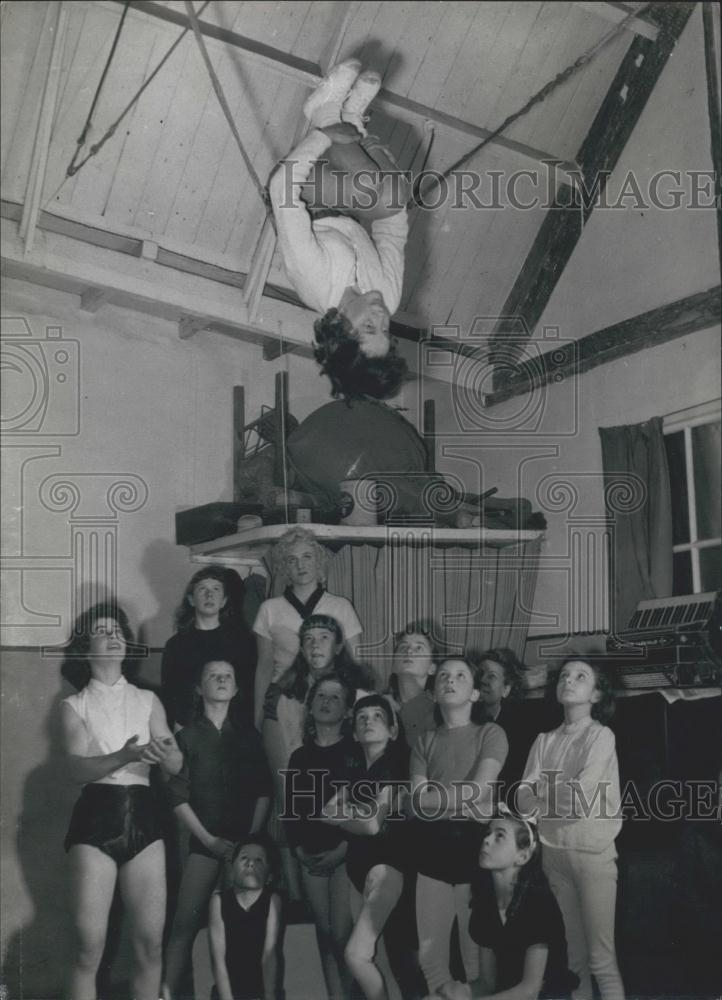 1978 Press Photo 12 yr Old Does High Somersault At Eugene School In Brixton - Historic Images