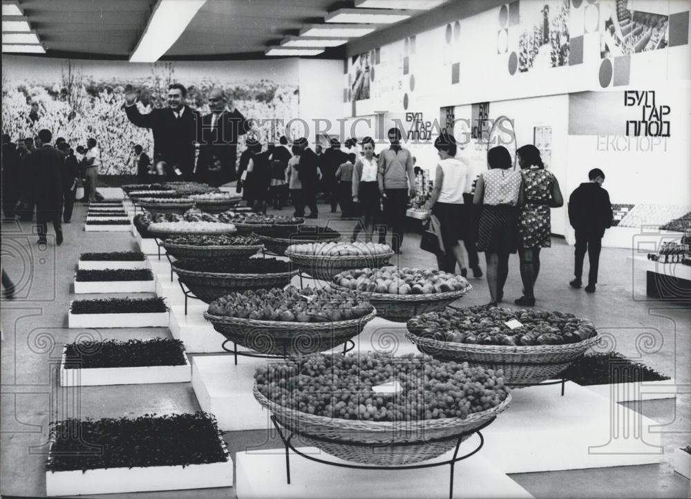 1969 Press Photo Fruit and vegetables from the fertile Bulgaria land - Historic Images