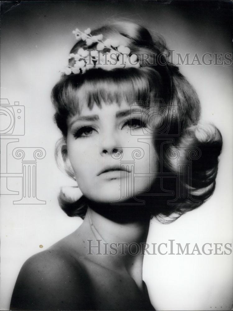 1963 Press Photo Hair -style is designed by Gabriel Garland in Paris. - Historic Images