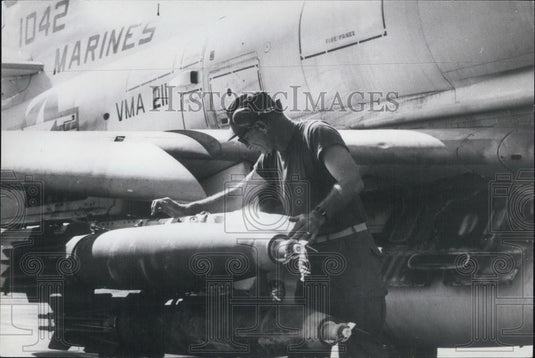 Press Photo US Ordinancemen Prepare 20mm Cannon Gun - Historic Images
