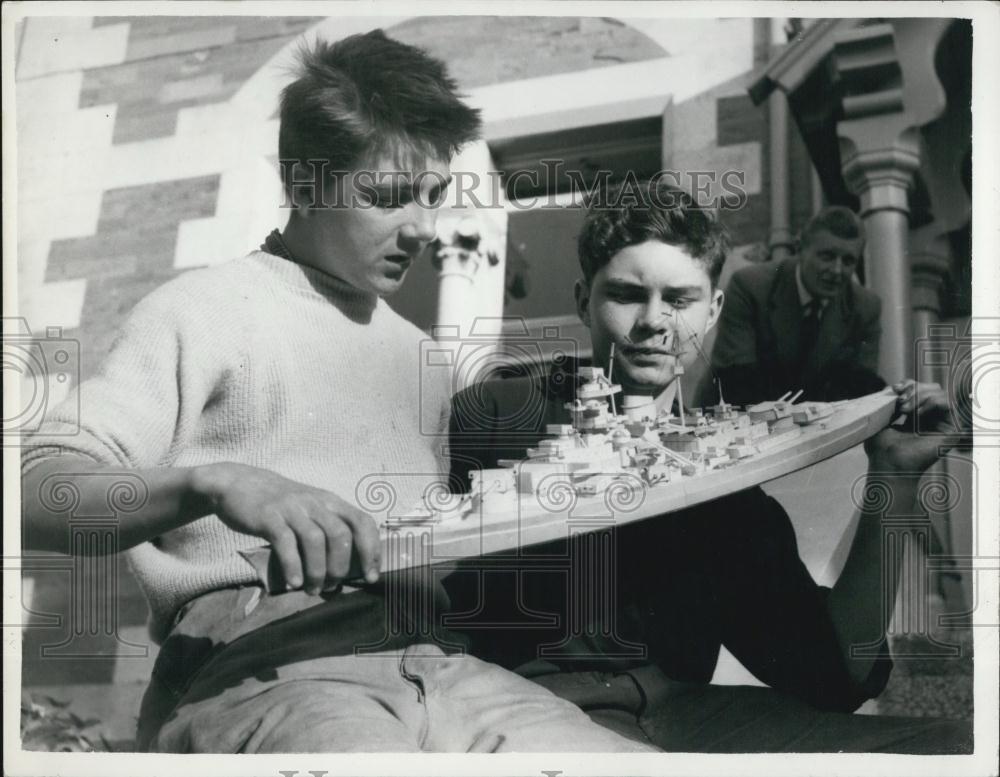 1959 Press Photo Ken Guy & Keith Marshall With a model of Bismark Ship - Historic Images