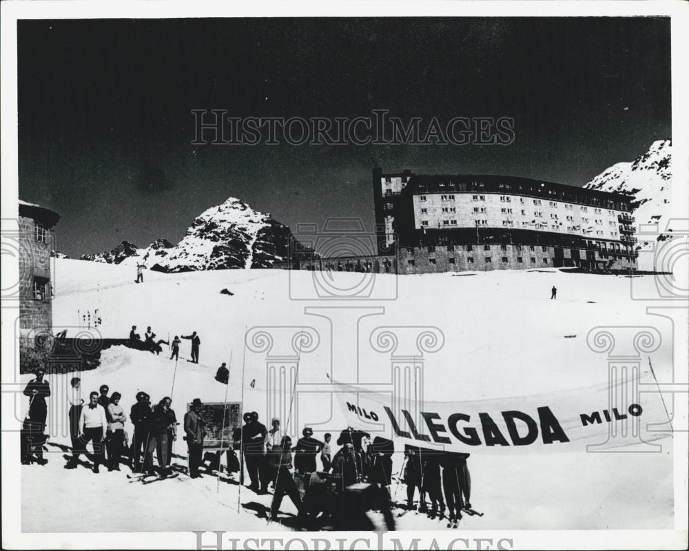 Press Photo Chile: Cran Hotel Portillo--10,000ft. - Historic Images
