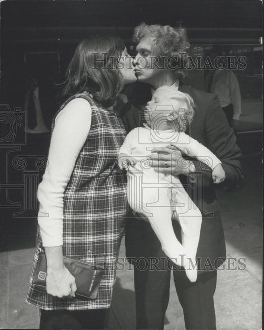 1973 Press Photo Mrs. Niesewand Arrives In London - Historic Images