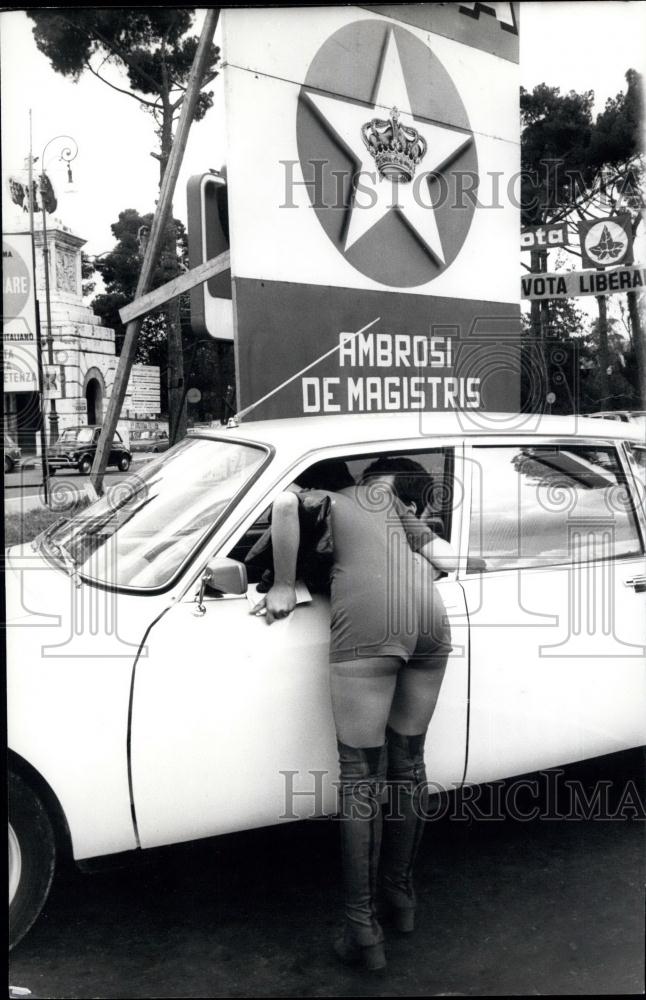 1971 Press Photo Women Solicit Votes From Motorists - Historic Images