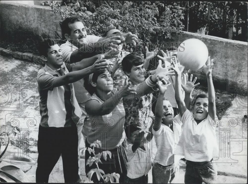 Press Photo Familia Brincando Large Brazilian Family - Historic Images