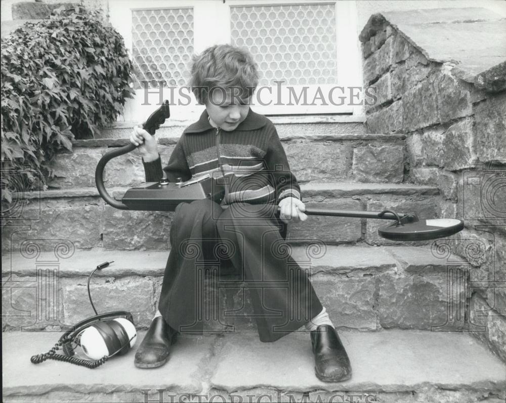 Press Photo Child With Metal Detector - Historic Images