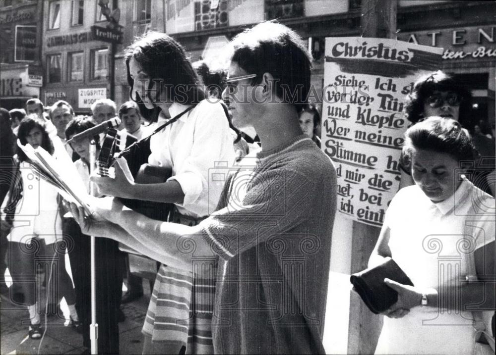 1971 Press Photo Action Of The &quot;Jesus-Movement (West-Germany)High With Jesus - Historic Images