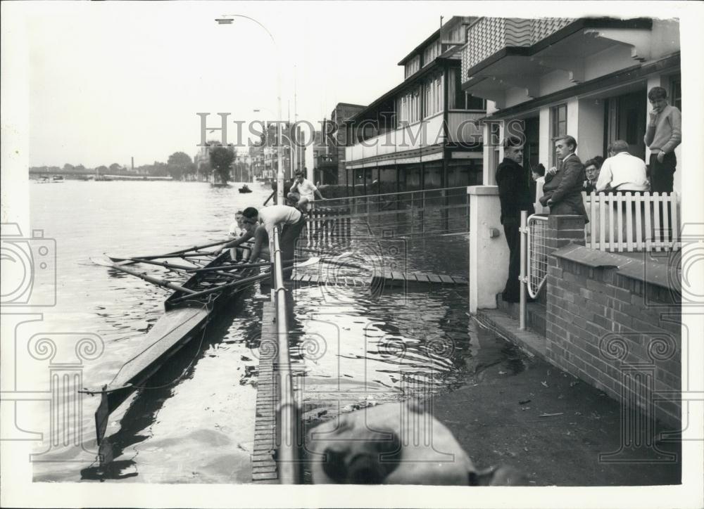 1958 Press Photo Riverside residents in the Putney area watch flooding - Historic Images