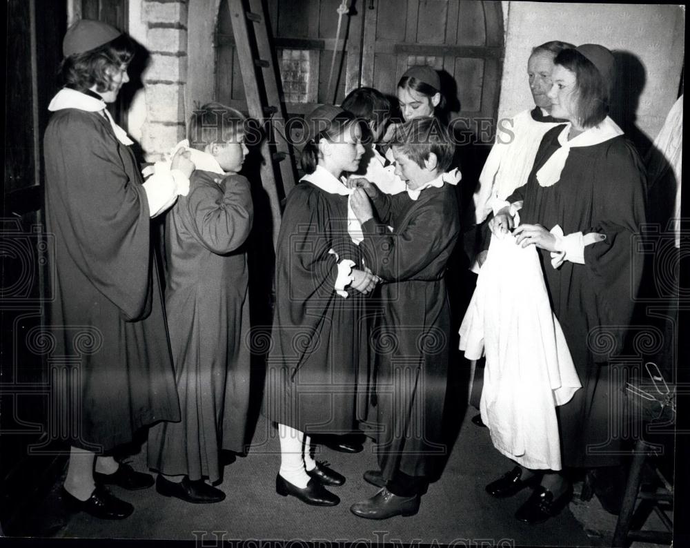 Press Photo Laurence assists Gillian with Choir Robe - Historic Images