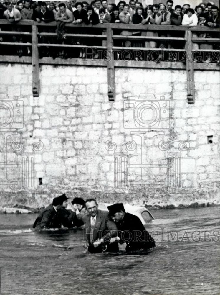 1959 Press Photo man and his wife who plunged into the Isar river - Historic Images