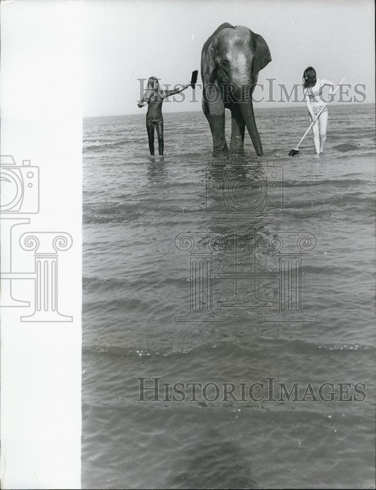 Press Photo Linda Burley Denise Hunkins bathing Tanya - Historic Images