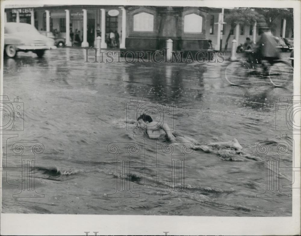 Press Photo Bulawayo,Southren Rhodesia swimmer in floodwaters - Historic Images