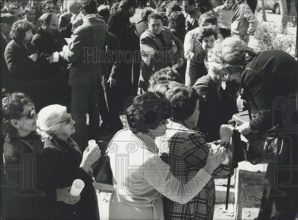 1976 Press Photo Thousands Queue Up For Supposed Cancer Curing Water Athens - Historic Images