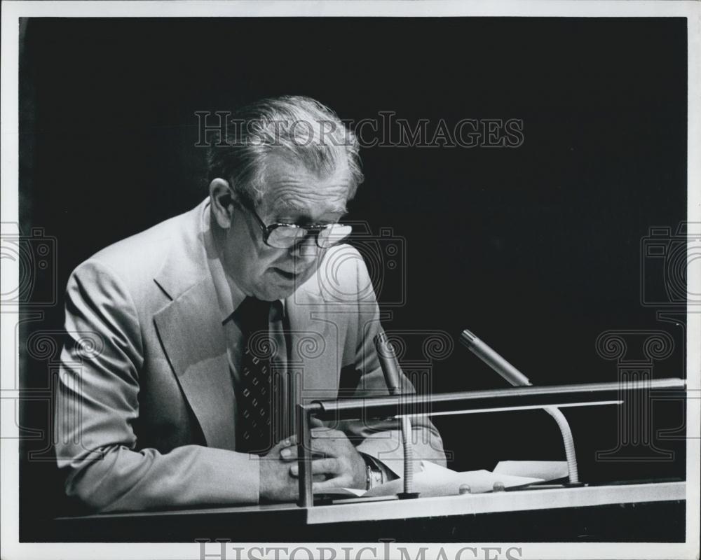 Press Photo Man Speaking at Podium - Historic Images