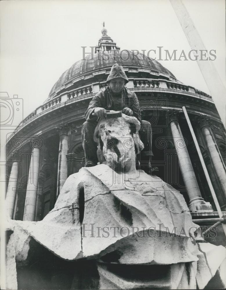 1964 Press Photo Worker Cleaning Statue At St. Paul&#39;s Cathedral - Historic Images