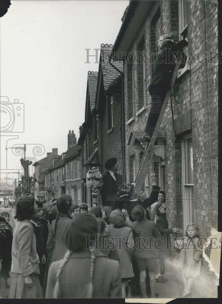 Press Photo Tutti-man Mr. R.A. Bartholomew Climbe to the top of the ladder - Historic Images