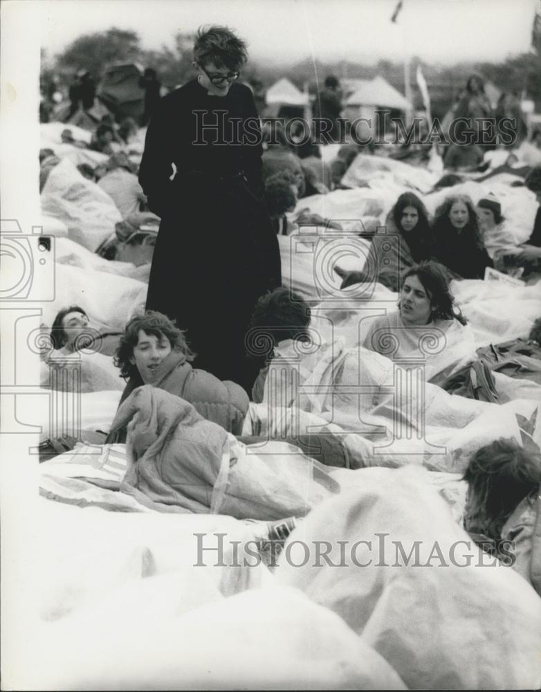 1972 Press Photo Priest Walks Among Crowd Great Western Pop Festival - Historic Images