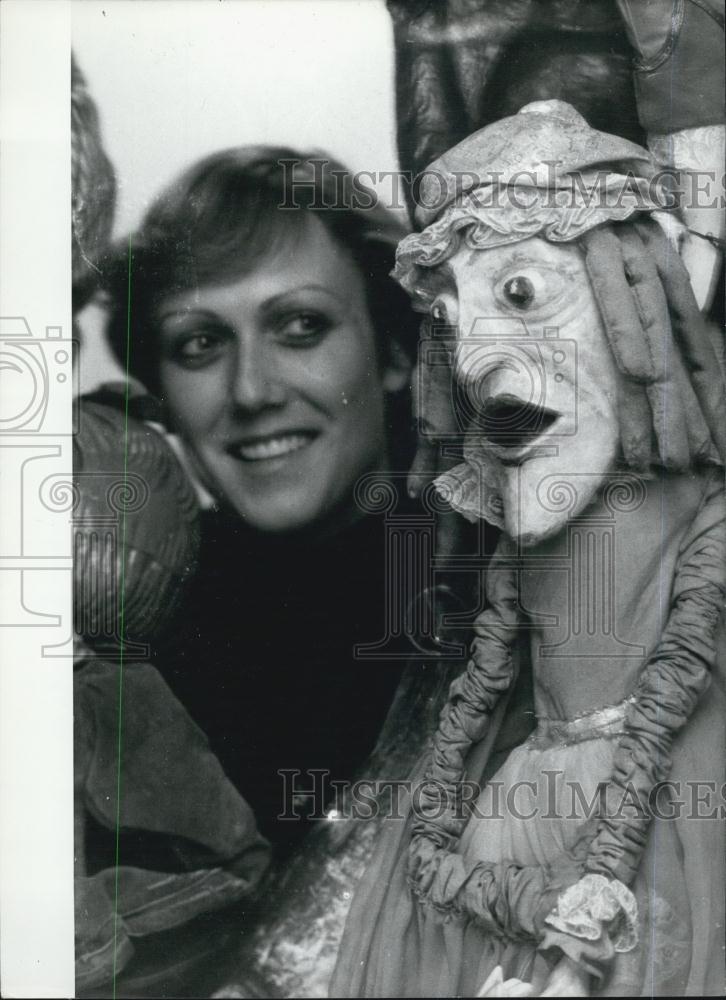 Press Photo Lady and a large puppet - Historic Images