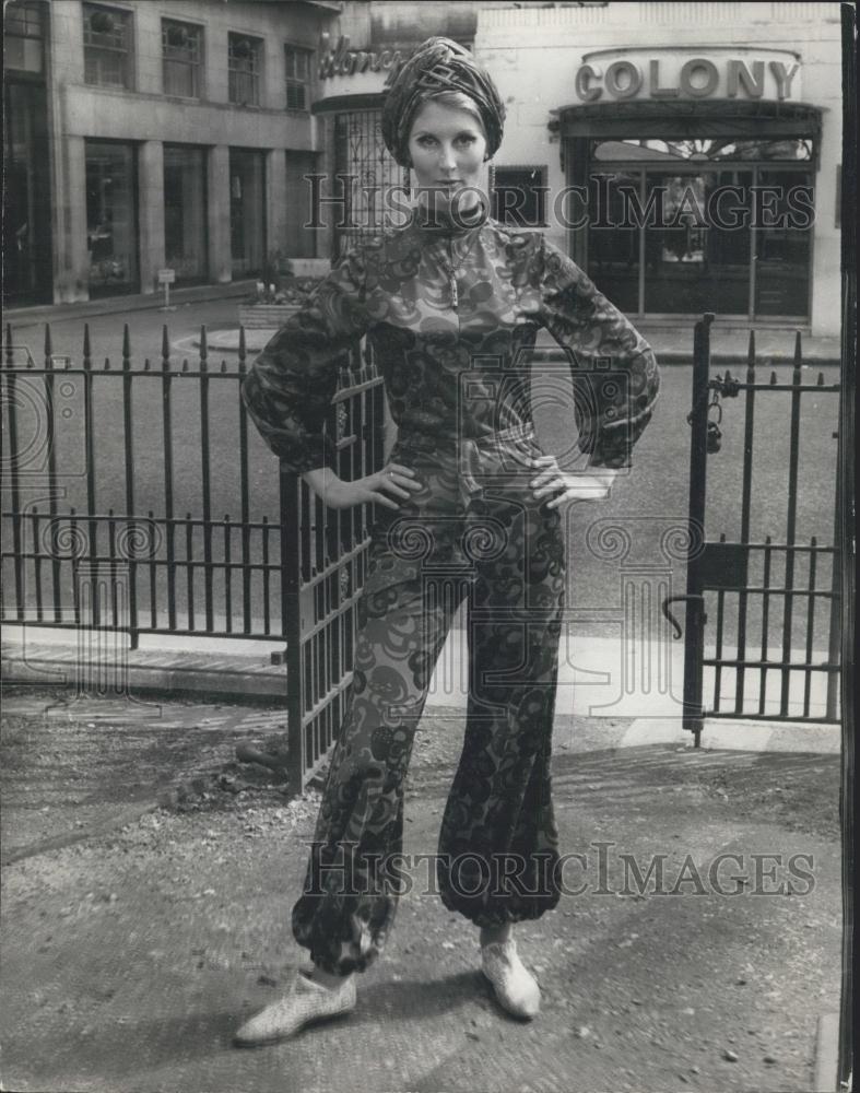 1968 Press Photo Kate Roots wears a Hareen suit - Historic Images