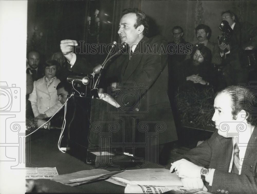 1976 Press Photo Lawyer George Kamateros Speaks Supposed Cancer Cure Kos Island - Historic Images