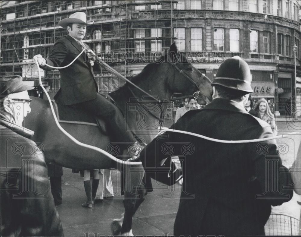 1974 Press Photo Rodeo Star Montie Montano Roping London Policeman Trafalgar - Historic Images