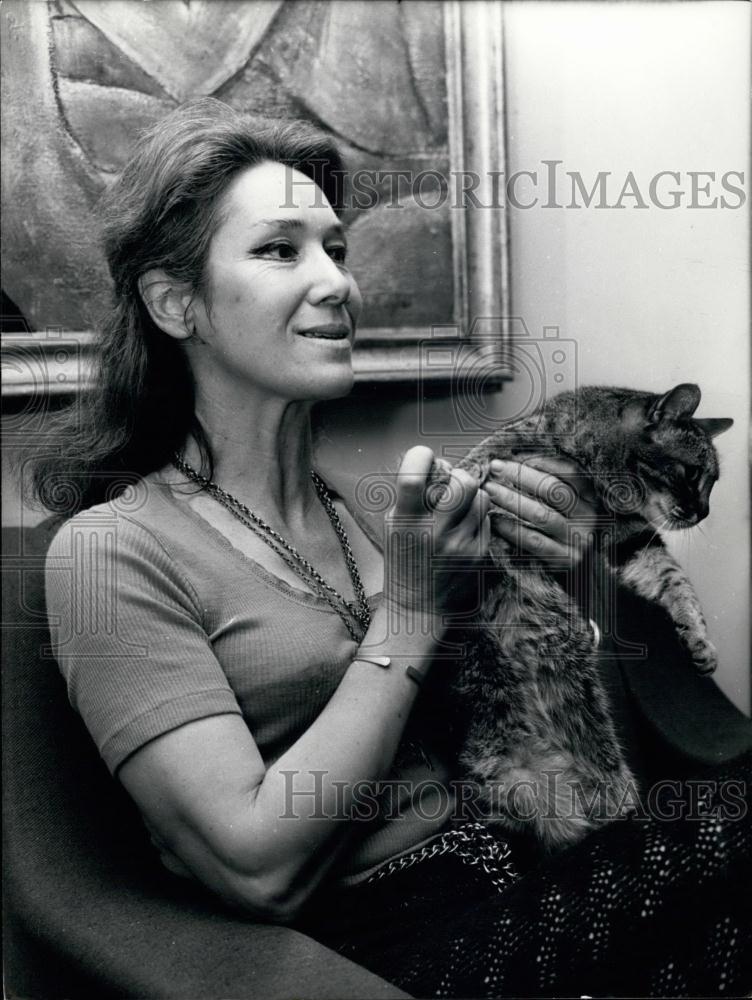 1975 Press Photo Roman Painter Silvana Massatani Holding Cat Interview Candid - Historic Images