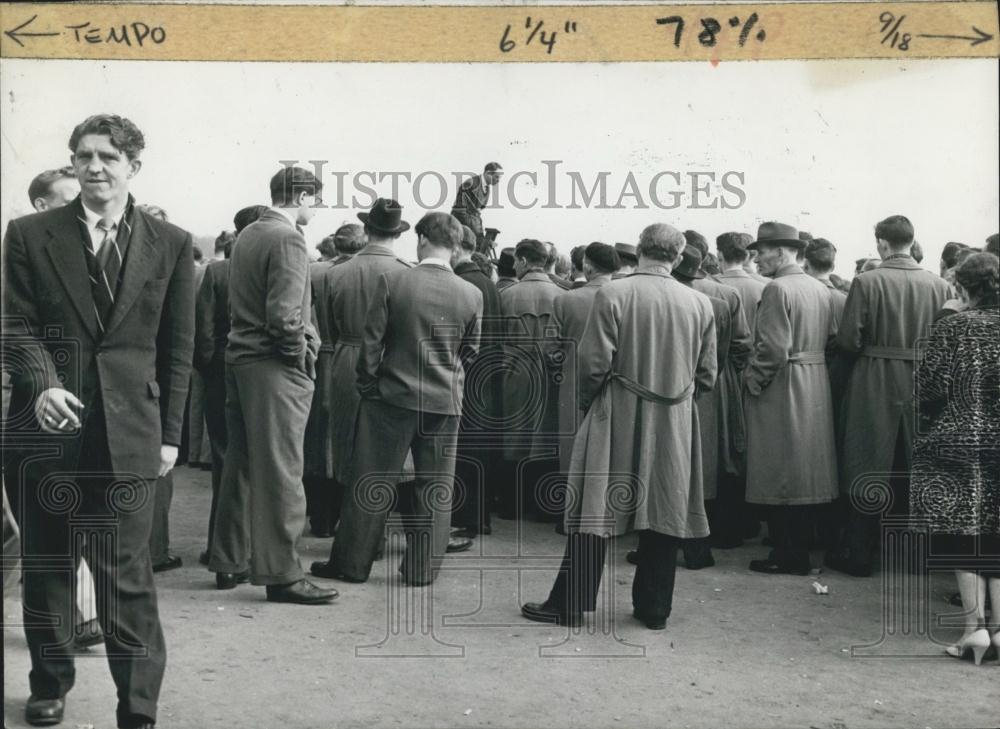 Press Photo A crowd of men - Historic Images