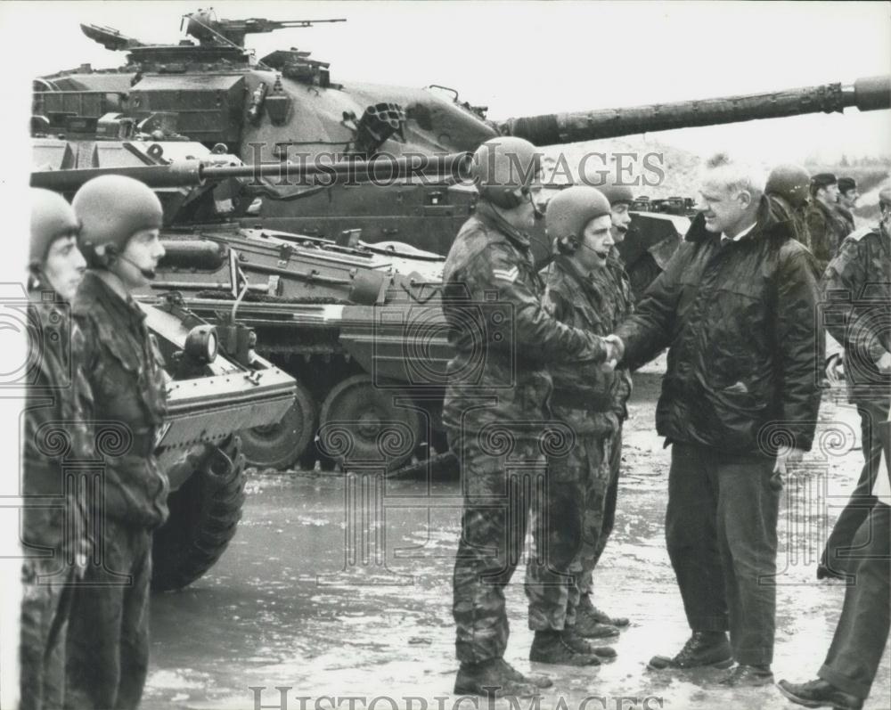 1975 Press Photo US Sec of Defense James Schlesinger at Bovington, Dorset - Historic Images