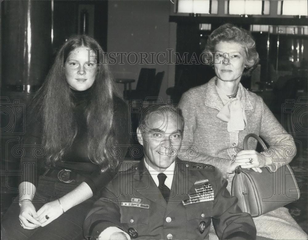 1975 Press Photo General Alexander M. Haig with his wife Patsy and Barbara - Historic Images