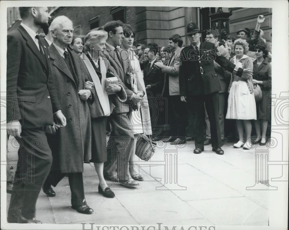 1961 Press Photo Earl Russell With Wife Bow Street Count - Historic Images