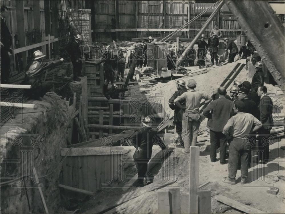 Press Photo Two Workers Burried when Building under Construction Collapsed - Historic Images
