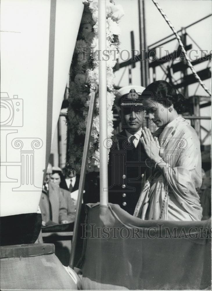 1958 Press Photo IN Kuthar, Mrs Usha Rajwade, Ship Launching - Historic Images