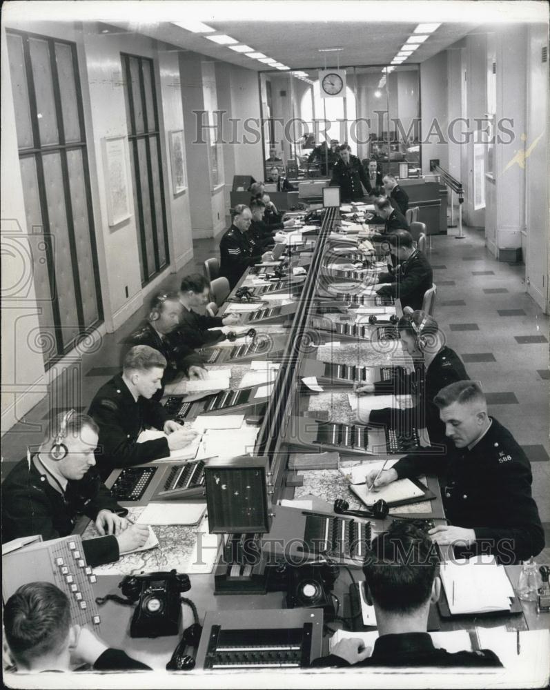 1982 Press Photo Scotland Yard Officers At Work Lined Desk - Historic Images