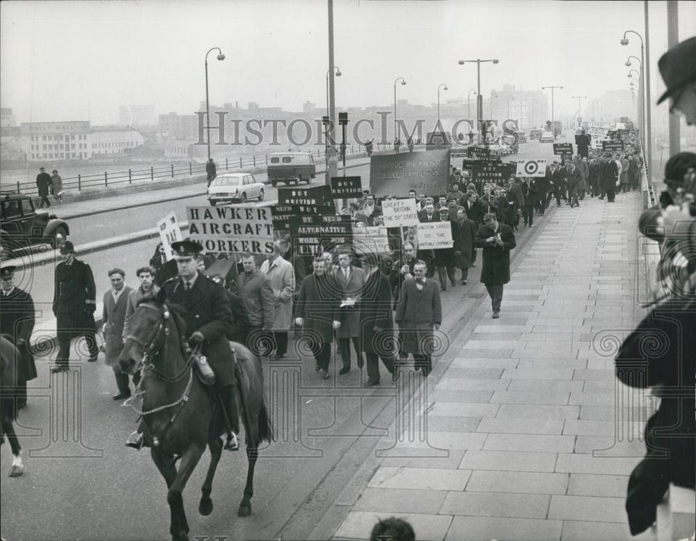 1965 Press Photo Aircraft Workers Hold Protest March in London - Historic Images