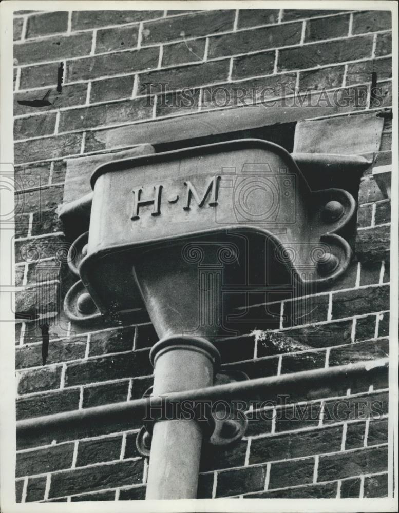 1963 Press Photo &quot;Top People&quot; Get Recognition in an Unusual Place-Water Pipes-UK - Historic Images