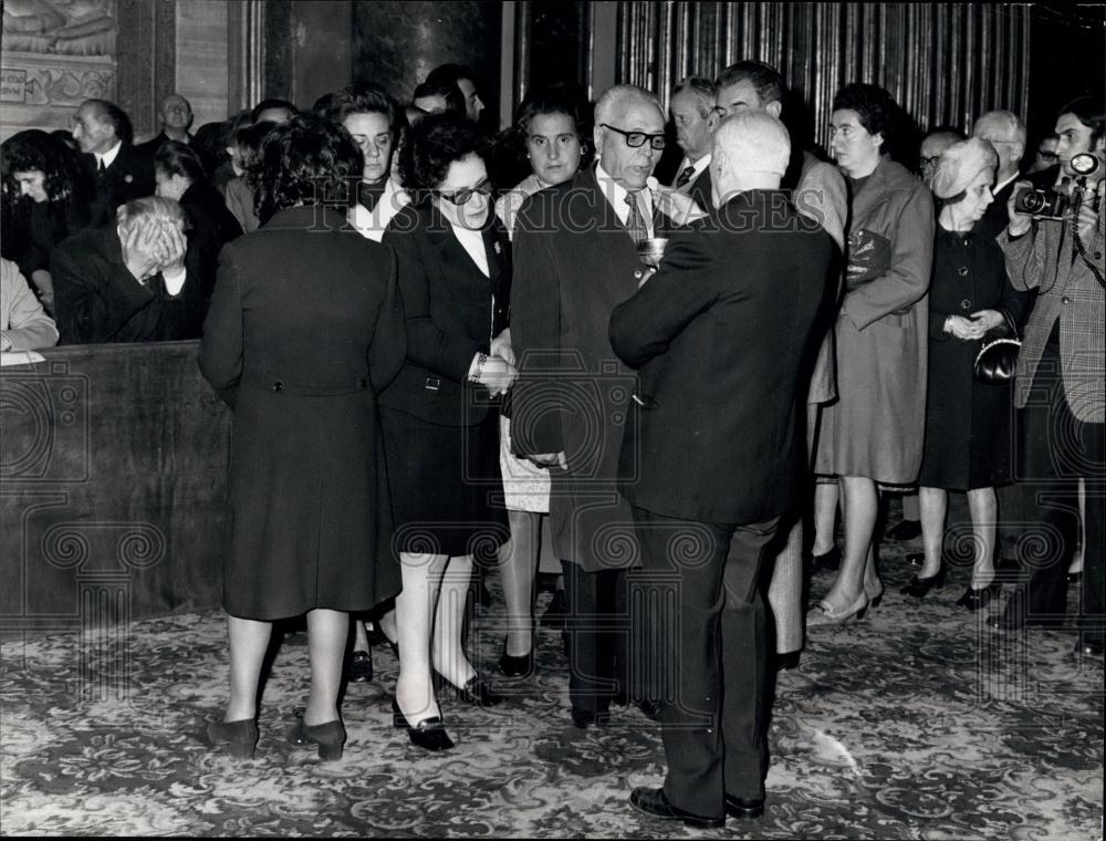 Press Photo Lamberto De Camillis Giving The Communion - Historic Images