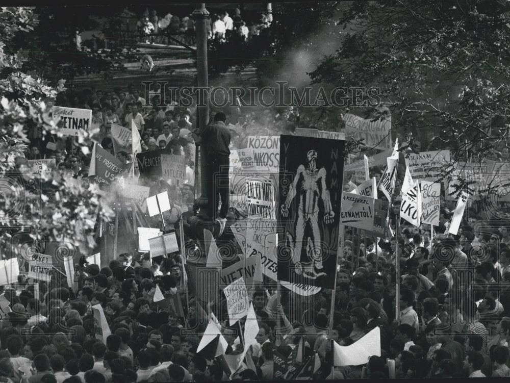 1966 Press Photo Demonstration in Budapest against U.S. aggression in Vietnam - Historic Images