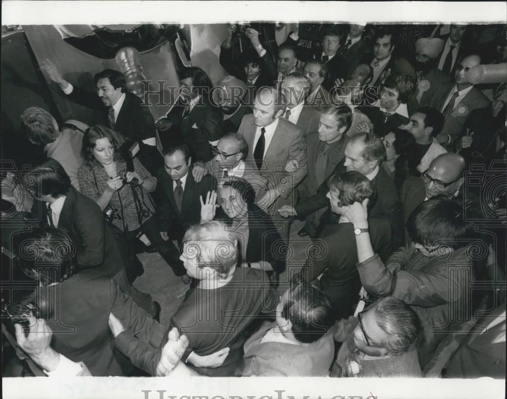 1978 Press Photo Mrs Gandhi Surrounded by Supporters - Historic Images