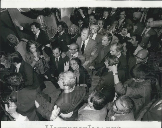 1978 Press Photo Mrs Gandhi Surrounded by Supporters - Historic Images