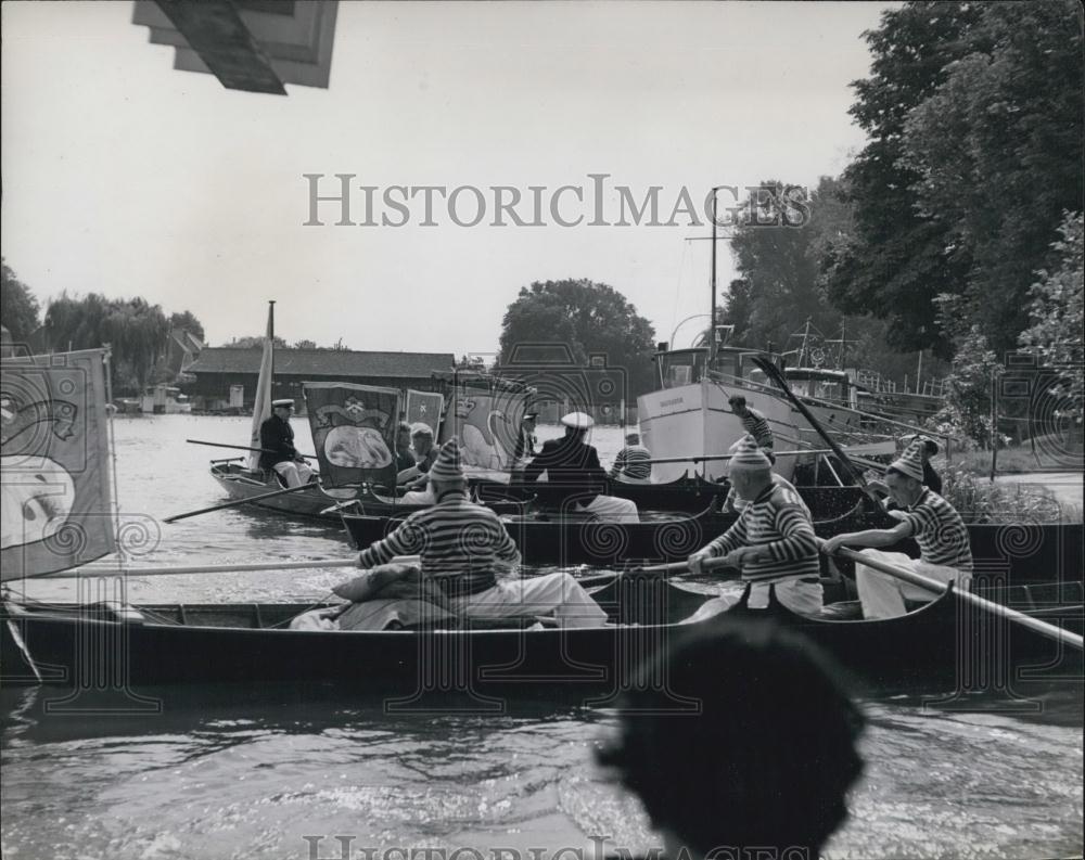 Press Photo Swan Masters And Their Assistants Make The Journey Up The River - Historic Images