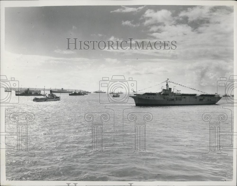 1953 Press Photo The Surprise, carrying her Majesty The Queen, - Historic Images